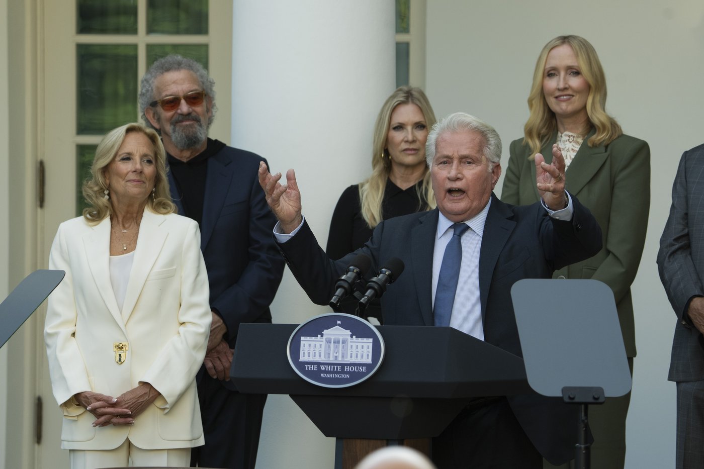 'The West Wing' cast visits the White House for a 25th anniversary party | iNFOnews.ca