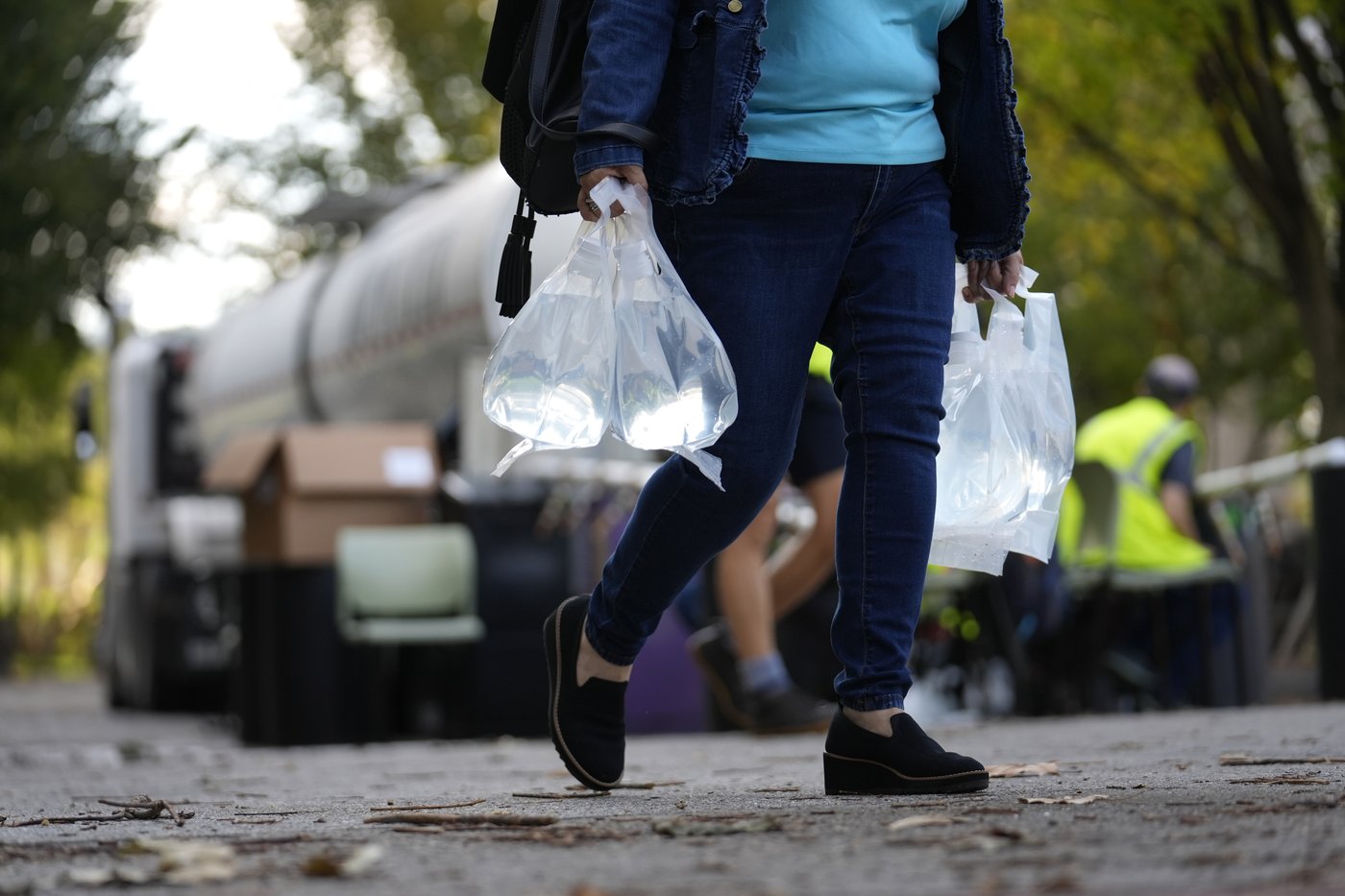 Southerners stay in touch the old-fashioned way after Helene cuts roads, power, phones | iNFOnews.ca