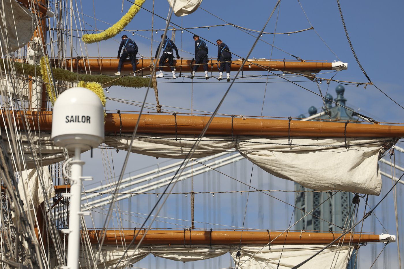 Turbulent waters may have contributed to Mexican tall ship's crash into Brooklyn Bridge | iNFOnews.ca