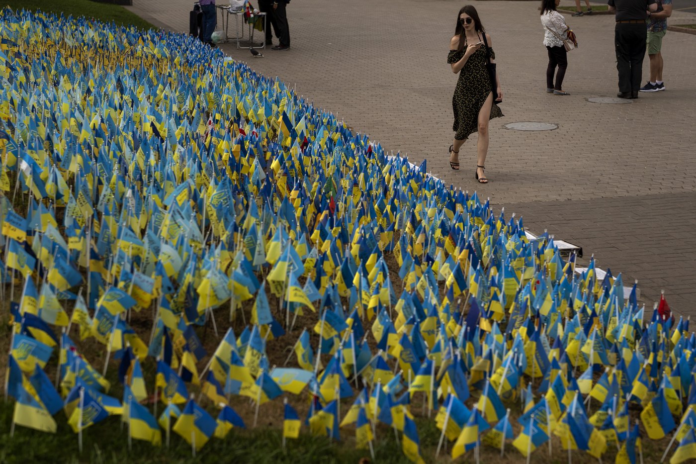 A makeshift memorial grows in Ukraine’s capital after 1,000 days of war | iNFOnews.ca