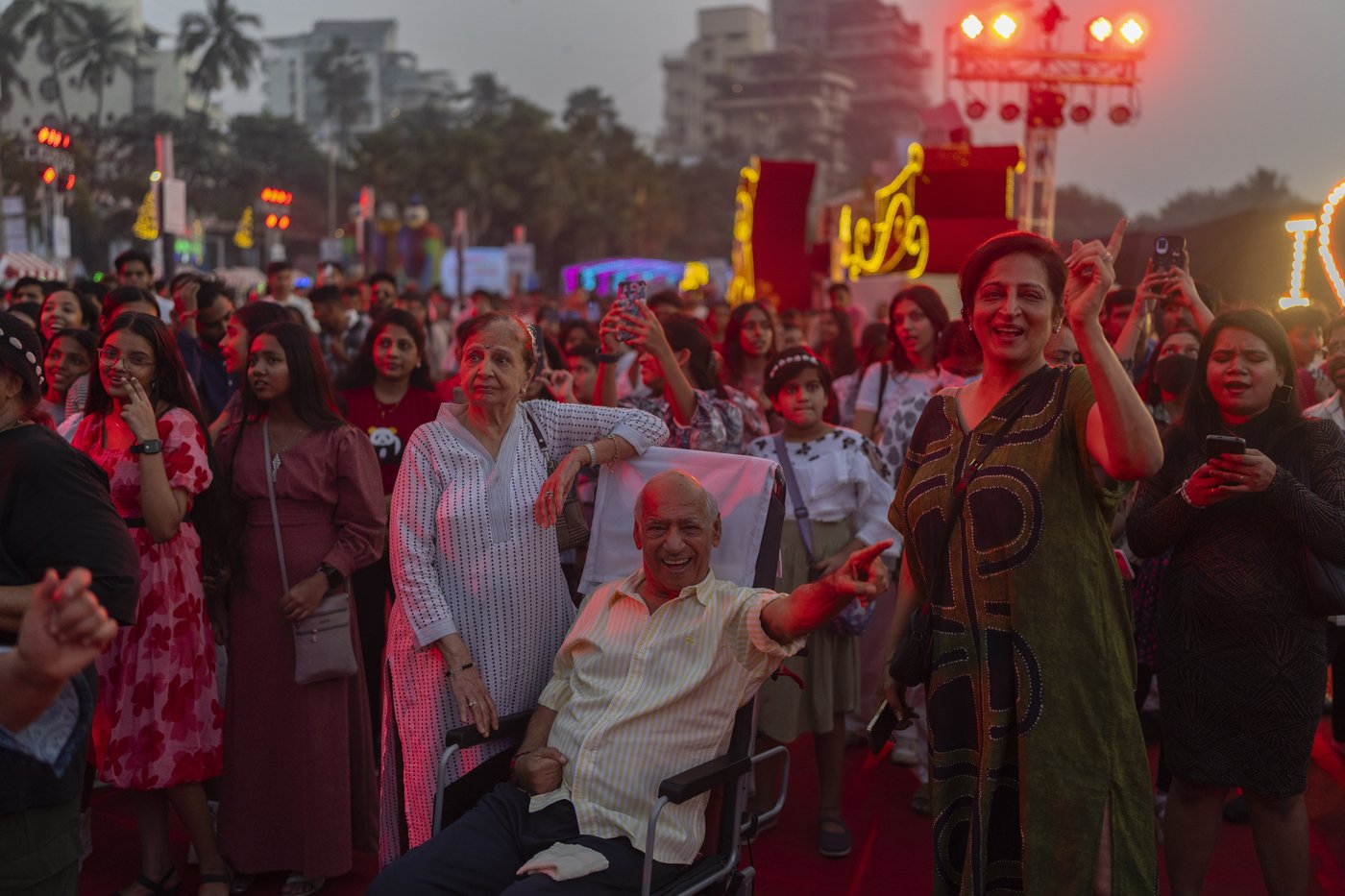 The world welcomes 2025 with light shows, embraces and ice plunges | iNFOnews.ca