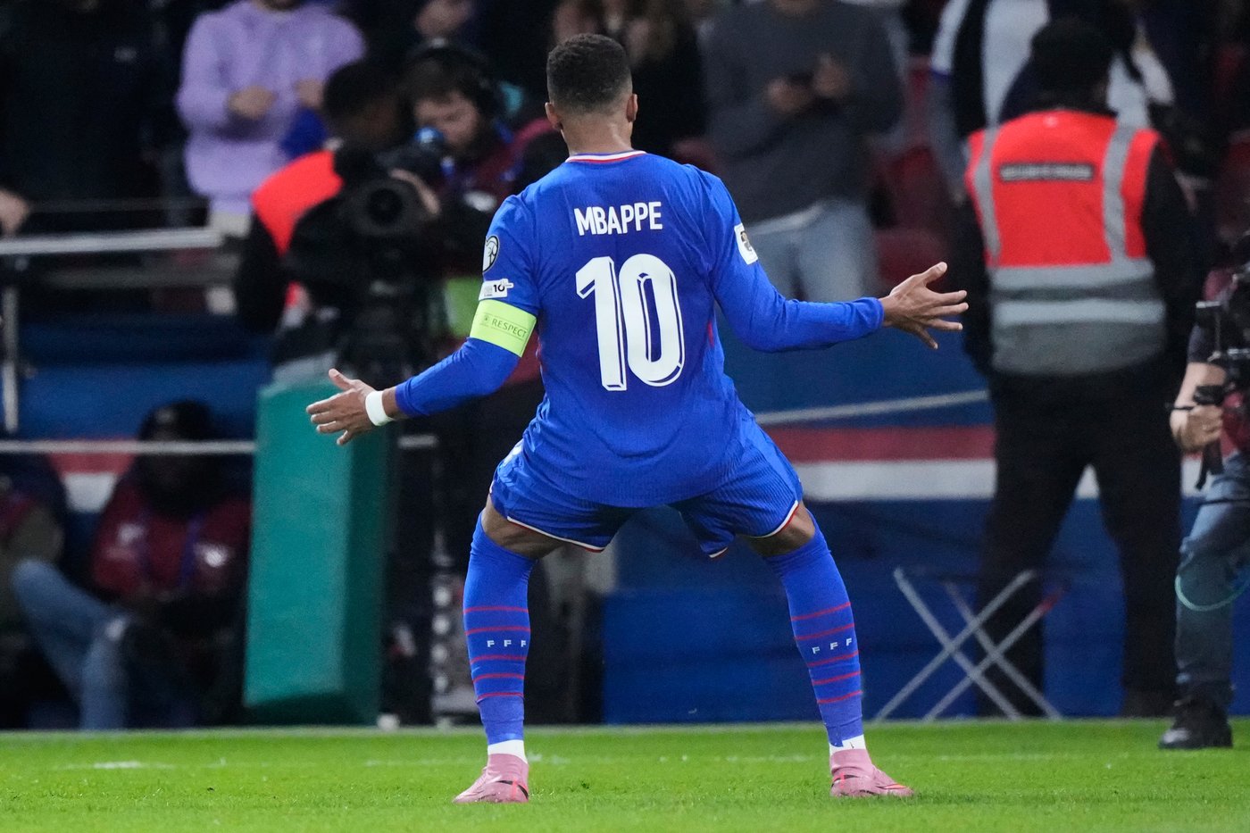 Mbappé scores but limps off late in France's World Cup qualifying win. Germany gets boost | iNFOnews.ca