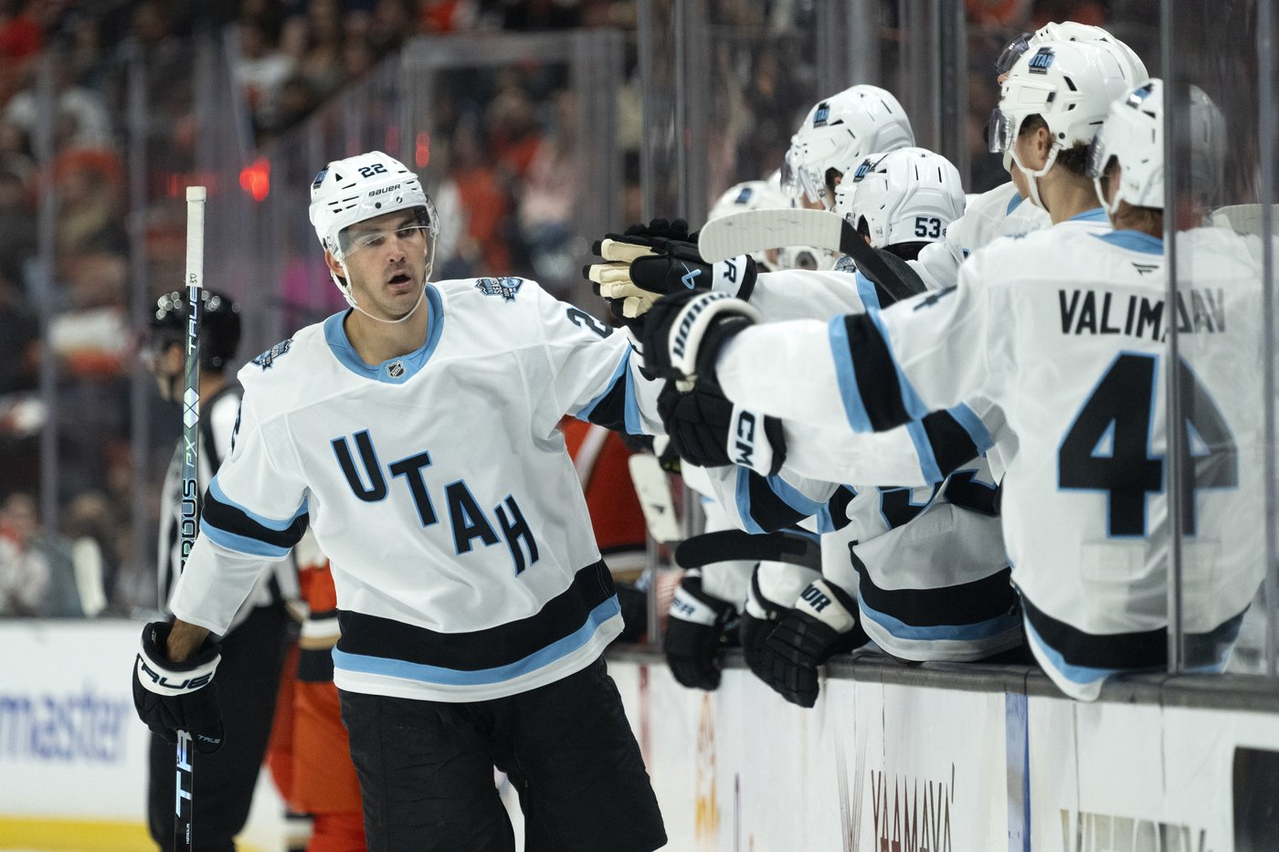 Leo Carlsson scores in OT, and the Ducks beat Utah 5-4 for their 9th straight home opener victory | iNFOnews.ca