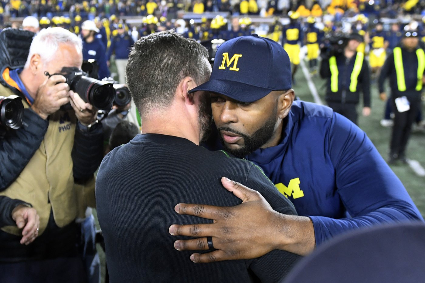 Dillon Gabriel throws a TD pass and runs for a score to lead No. 1 Oregon to 38-17 win over Michigan | iNFOnews.ca