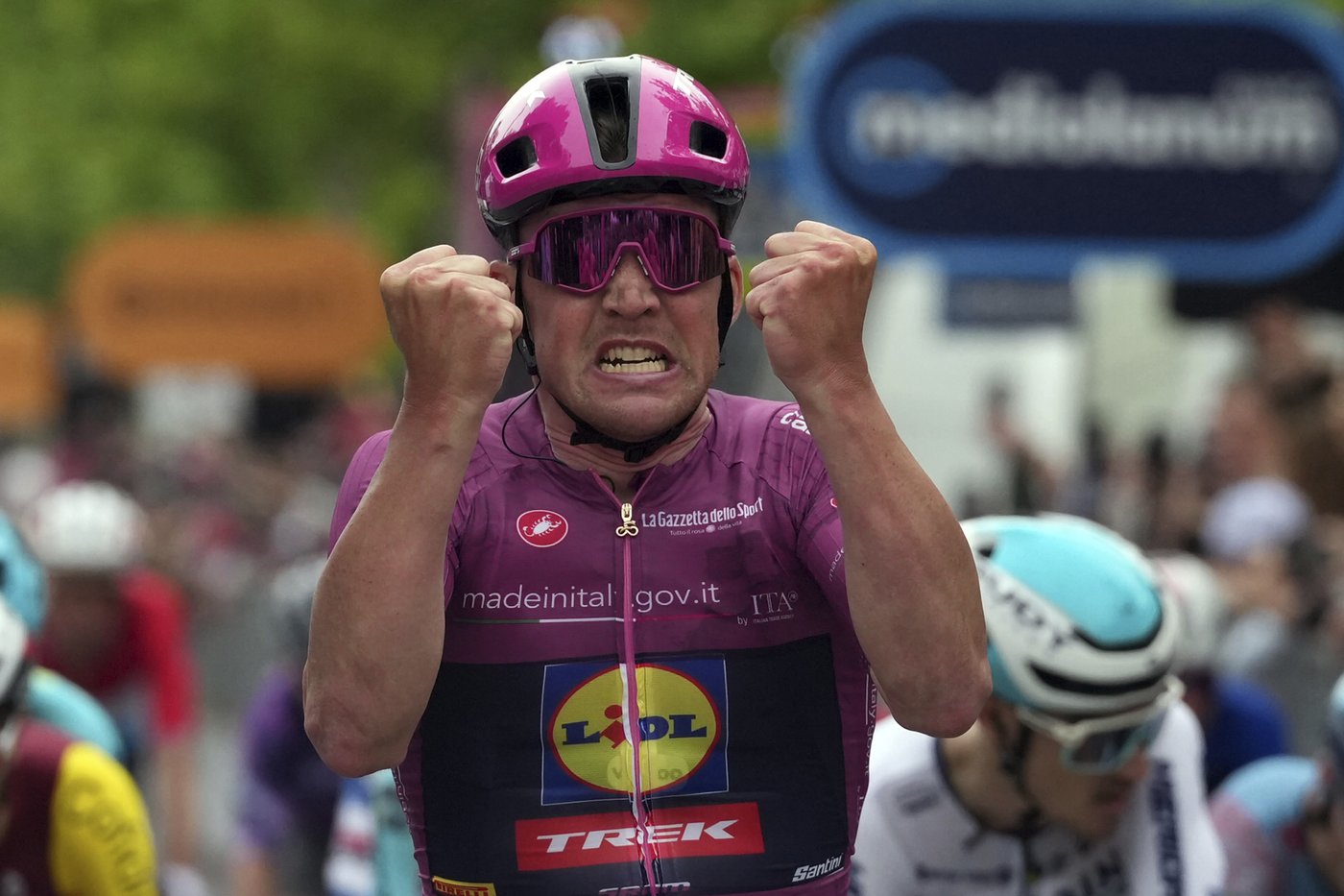 Despite goats and a dog, Pedersen makes it 2 wins out of 3 at Giro to take back pink jersey | iNFOnews.ca
