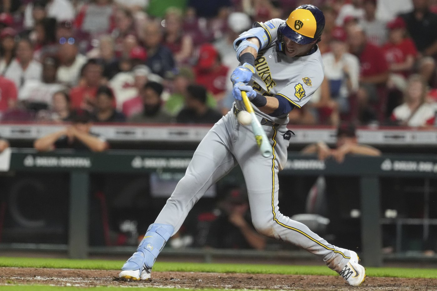 Yelich hits 2 HRs as MLB-best Brewers rally past Reds 10-8, tie club record with 13th straight win | iNFOnews.ca