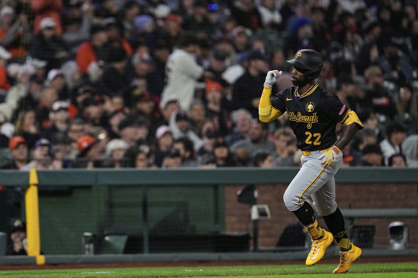 McCutchen's homer sends Pirates to 6-5 win on night of Giants' top pitching prospect's debut | iNFOnews.ca