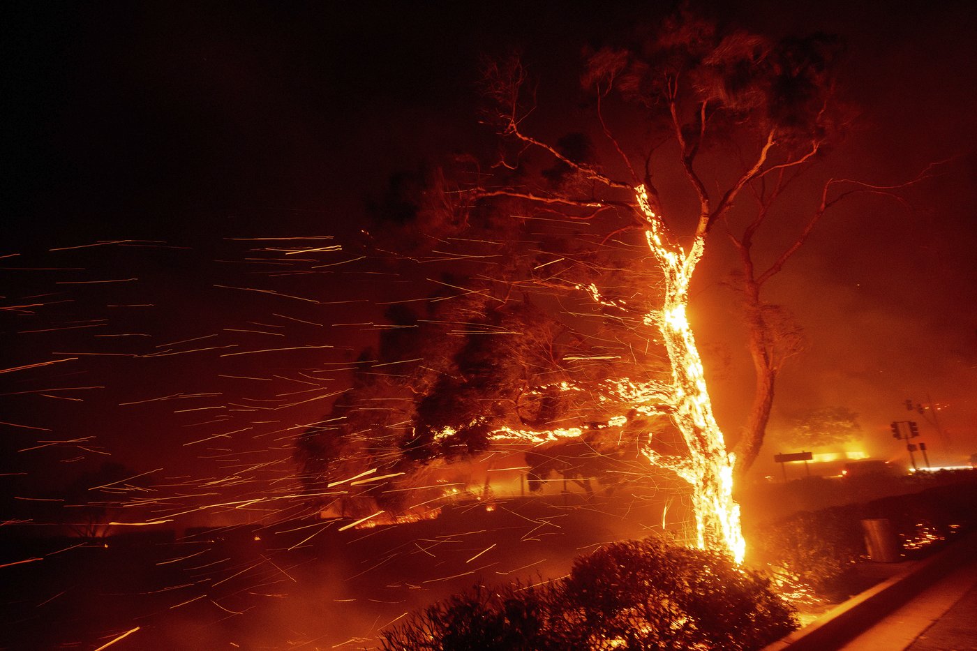 3,700 people return to Malibu homes as weather conditions improve and help firefighters battle blaze | iNFOnews.ca