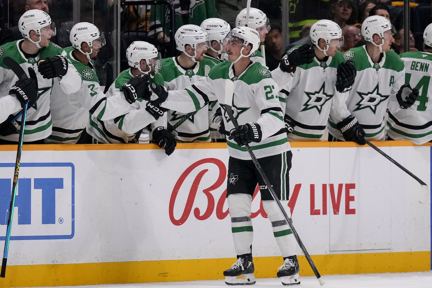Dallas Stars score 4 goals in 5 shots to take down Predators 4-3 in both teams' season opener | iNFOnews.ca