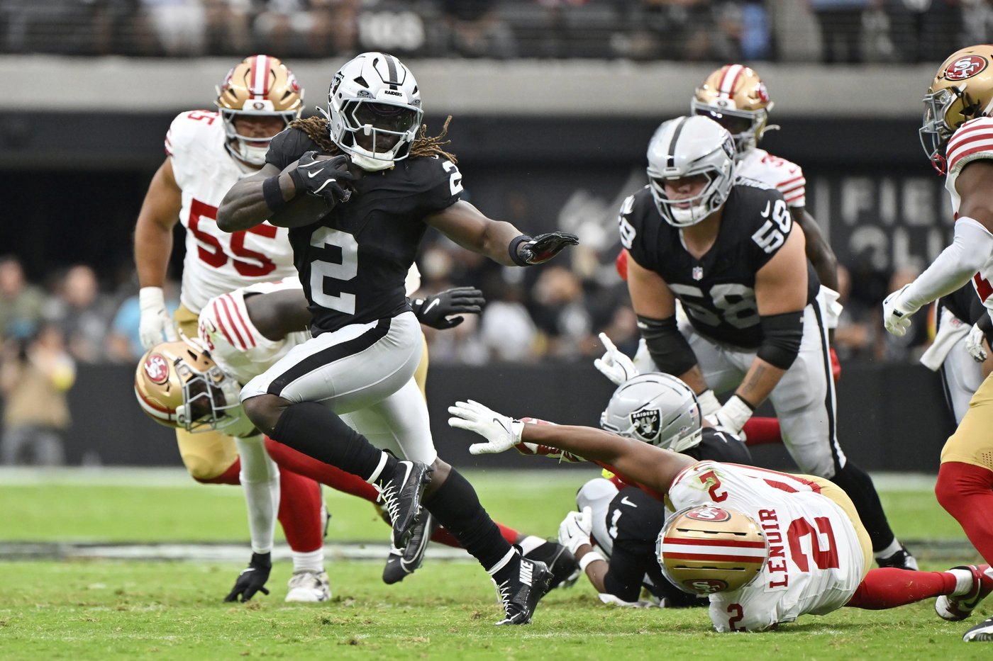 Raiders rookie Ashton Jeanty takes a hit, then delivers one in 22-19 loss to the 49ers | iNFOnews.ca