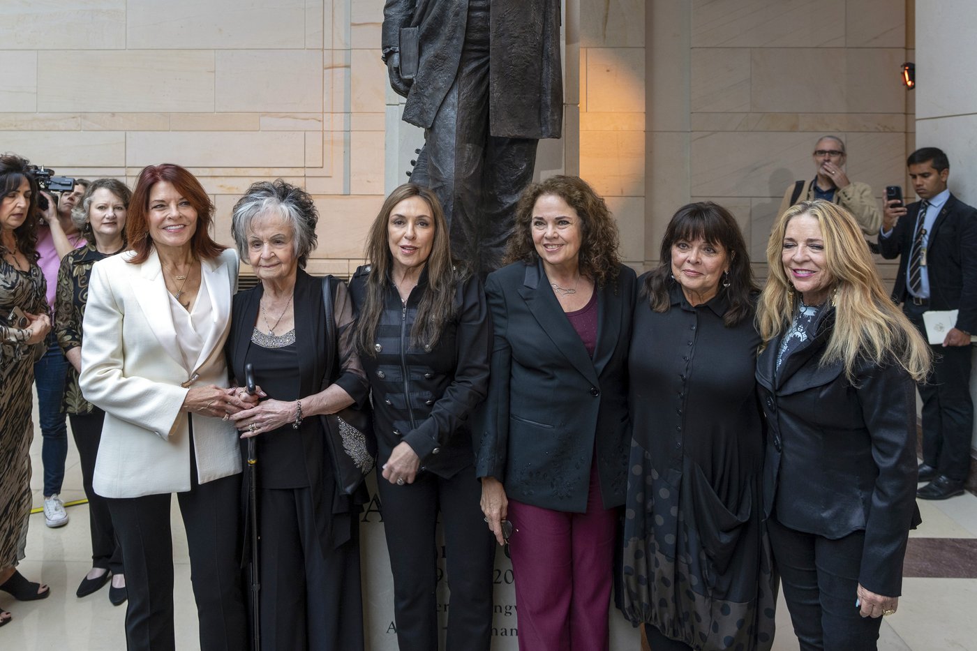 Hello, I'm Johnny Cash's statue: A monument to the singer is unveiled at the US Capitol | iNFOnews.ca Hello, I'm Johnny Cash's statue: A monument to the singer is unveiled at the US Capitol | iNFOnews.ca