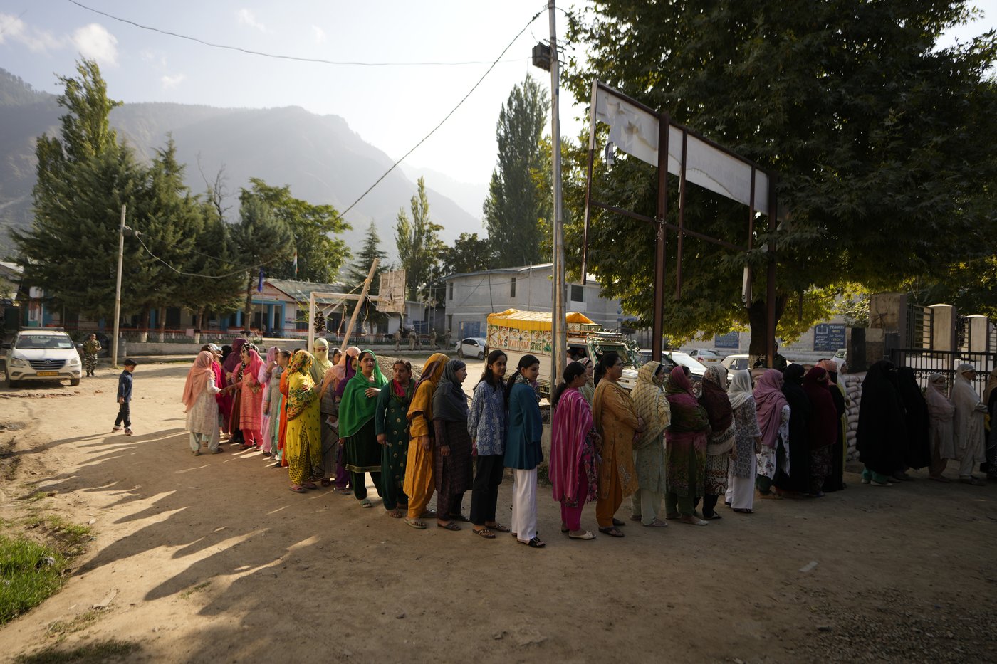 Brisk voting for local government in Indian-controlled Kashmir for first time after losing autonomy | iNFOnews.ca