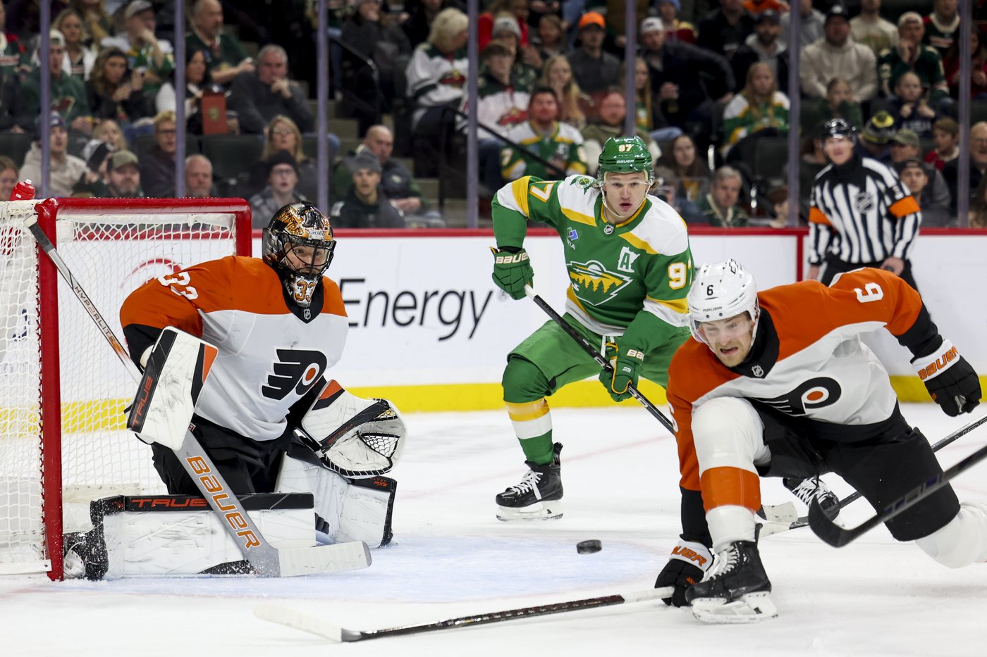 Wild's Kirill Kaprizov scores off Flyers' goalie helmet, banking shot into net | iNFOnews.ca Wild's Kirill Kaprizov scores off Flyers' goalie helmet, banking shot into net | iNFOnews.ca