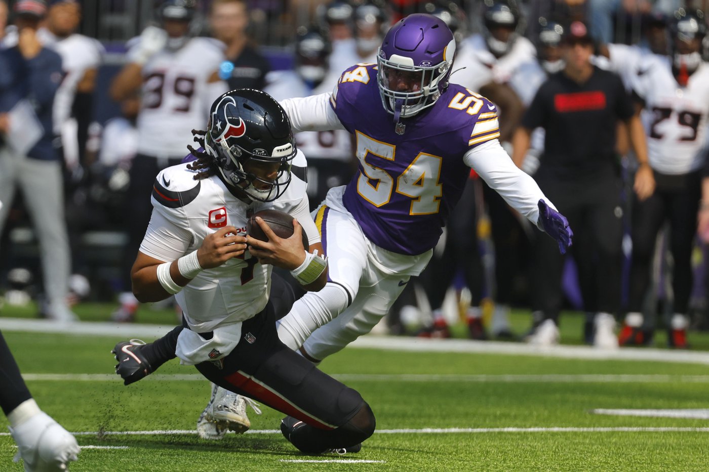Vikings stay undefeated with 34-7 dismantling of Texans behind fierce defense, Darnold's 4 TDs | iNFOnews.ca Vikings stay undefeated with 34-7 dismantling of Texans behind fierce defense, Darnold's 4 TDs | iNFOnews.ca