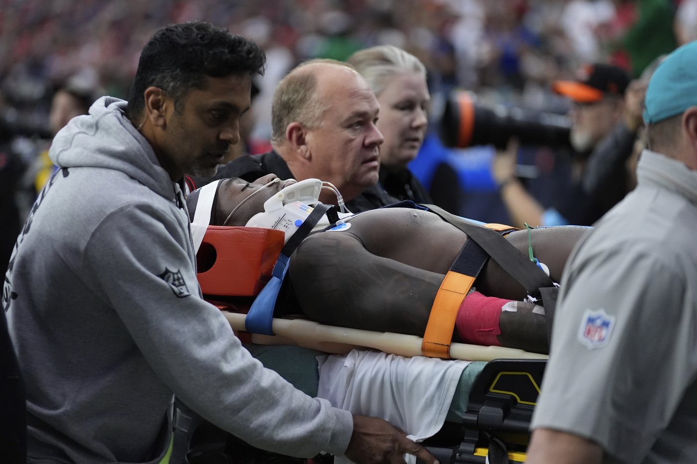 Dolphins' Grant DuBose has movement in extremities after scary hit to the head vs. Texans | iNFOnews.ca