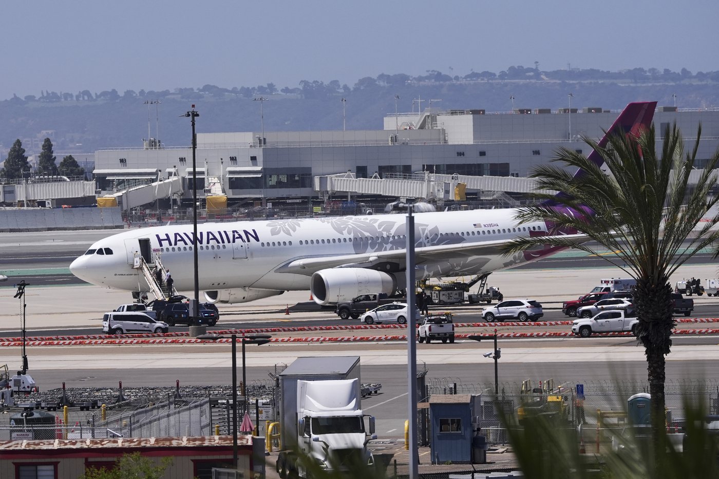 Flight at San Diego airport evacuated and 1 arrested following reports of a bomb threat | iNFOnews.ca