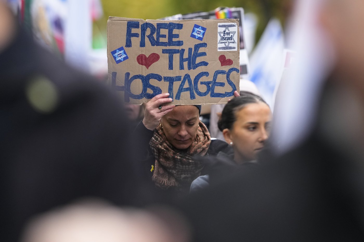 Pro-Palestinian and pro-Israeli crowds rally across the world on the eve of Oct. 7 anniversary | iNFOnews.ca