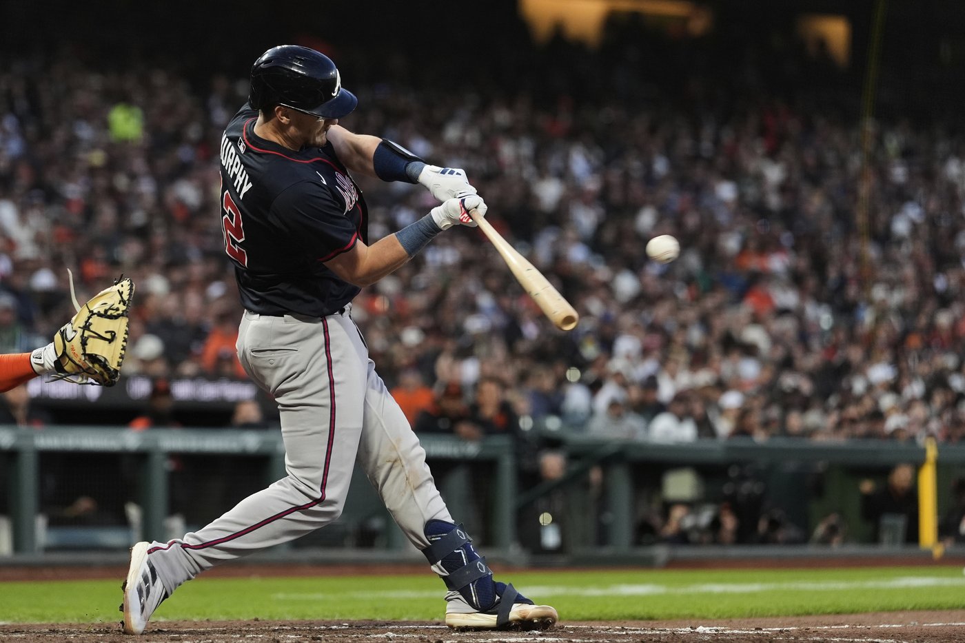 A ball thrown from the stands causes moment of confusion in Braves-Giants game | iNFOnews.ca A ball thrown from the stands causes moment of confusion in Braves-Giants game | iNFOnews.ca