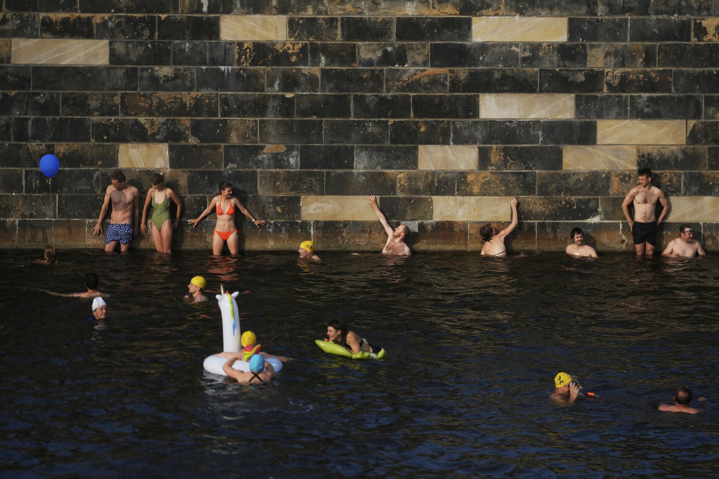 Berliners jump into the Spree River to show it's clean enough for swimming | iNFOnews.ca Berliners jump into the Spree River to show it's clean enough for swimming | iNFOnews.ca