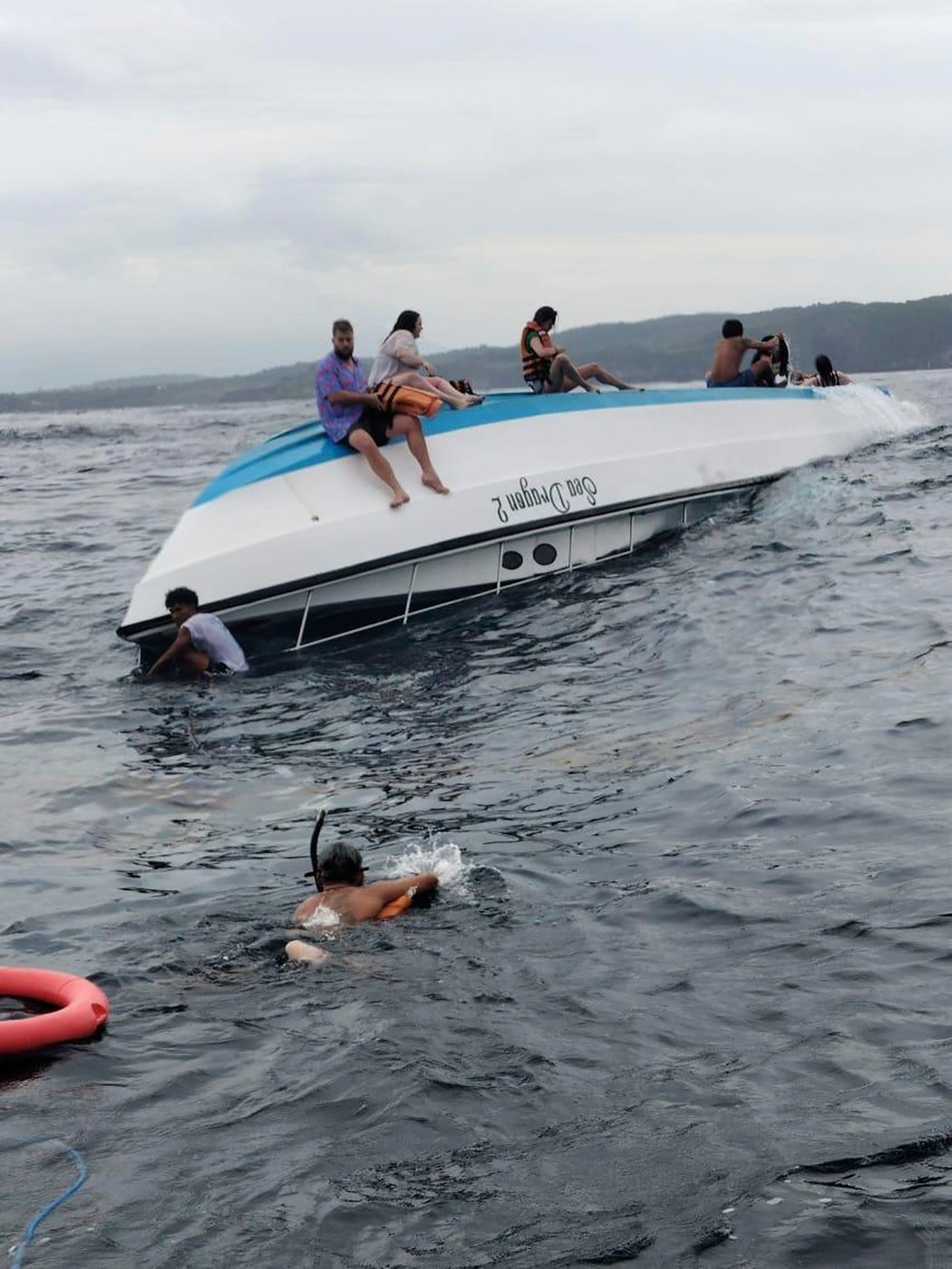 Australian tourist killed and 2 injured as snorkeling boat capsizes off Indonesia's Bali island | iNFOnews.ca