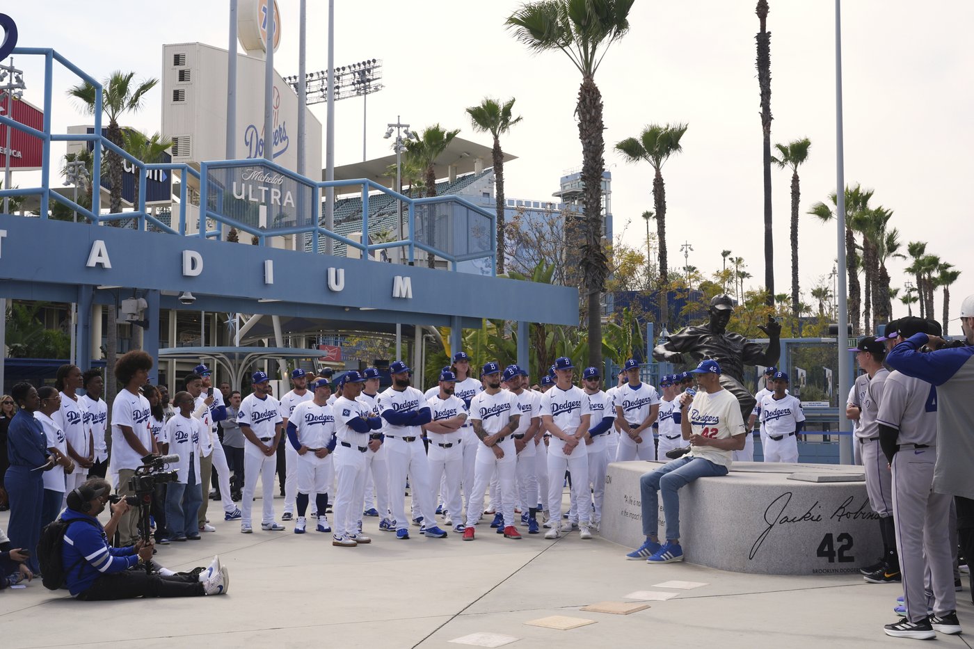 Baseball celebrates Jackie Robinson's legacy on 78th anniversary of breaking color barrier | iNFOnews.ca