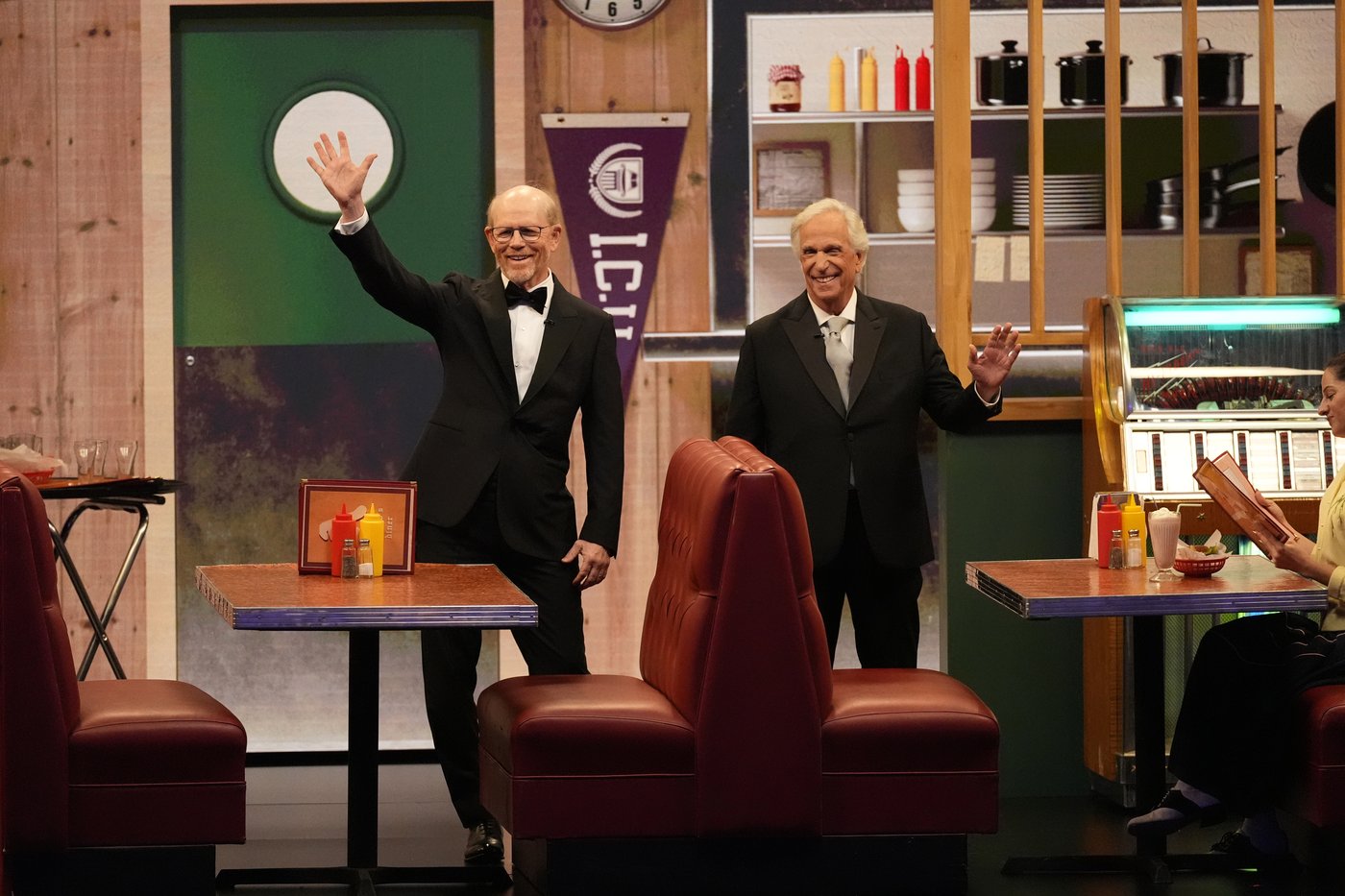 Emmy Moments: Hosts gently mock 'The Bear,' while TV moms, 'Happy Days' and 'West Wing' celebrated | iNFOnews.ca Emmy Moments: Hosts gently mock 'The Bear,' while TV moms, 'Happy Days' and 'West Wing' celebrated | iNFOnews.ca