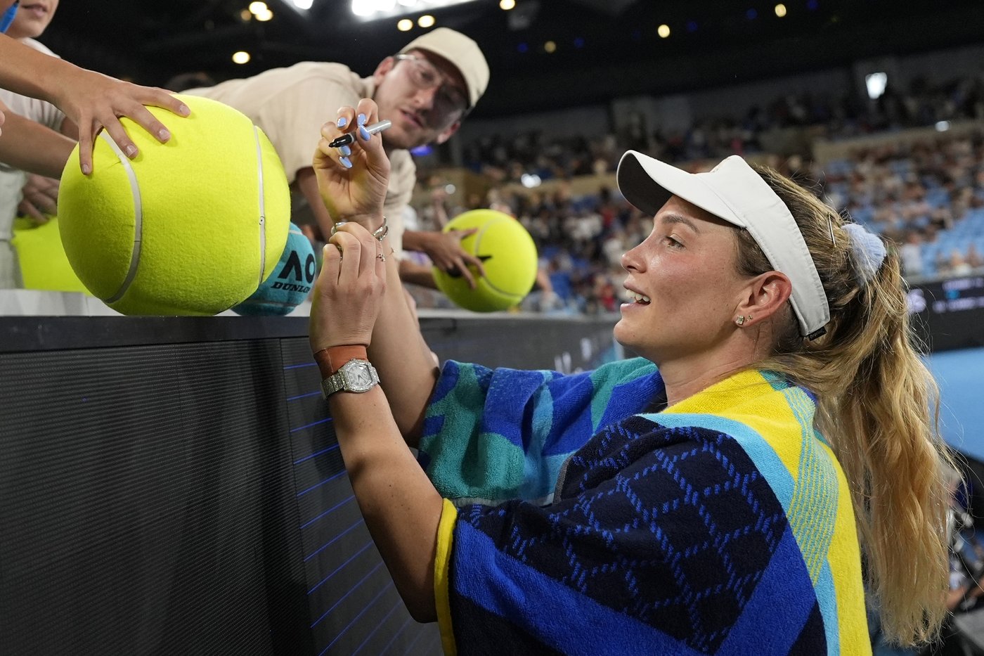 Australian Open: Olympic champ Zheng Qinwen starts her bid for another final on a rainy Day 1 | iNFOnews.ca