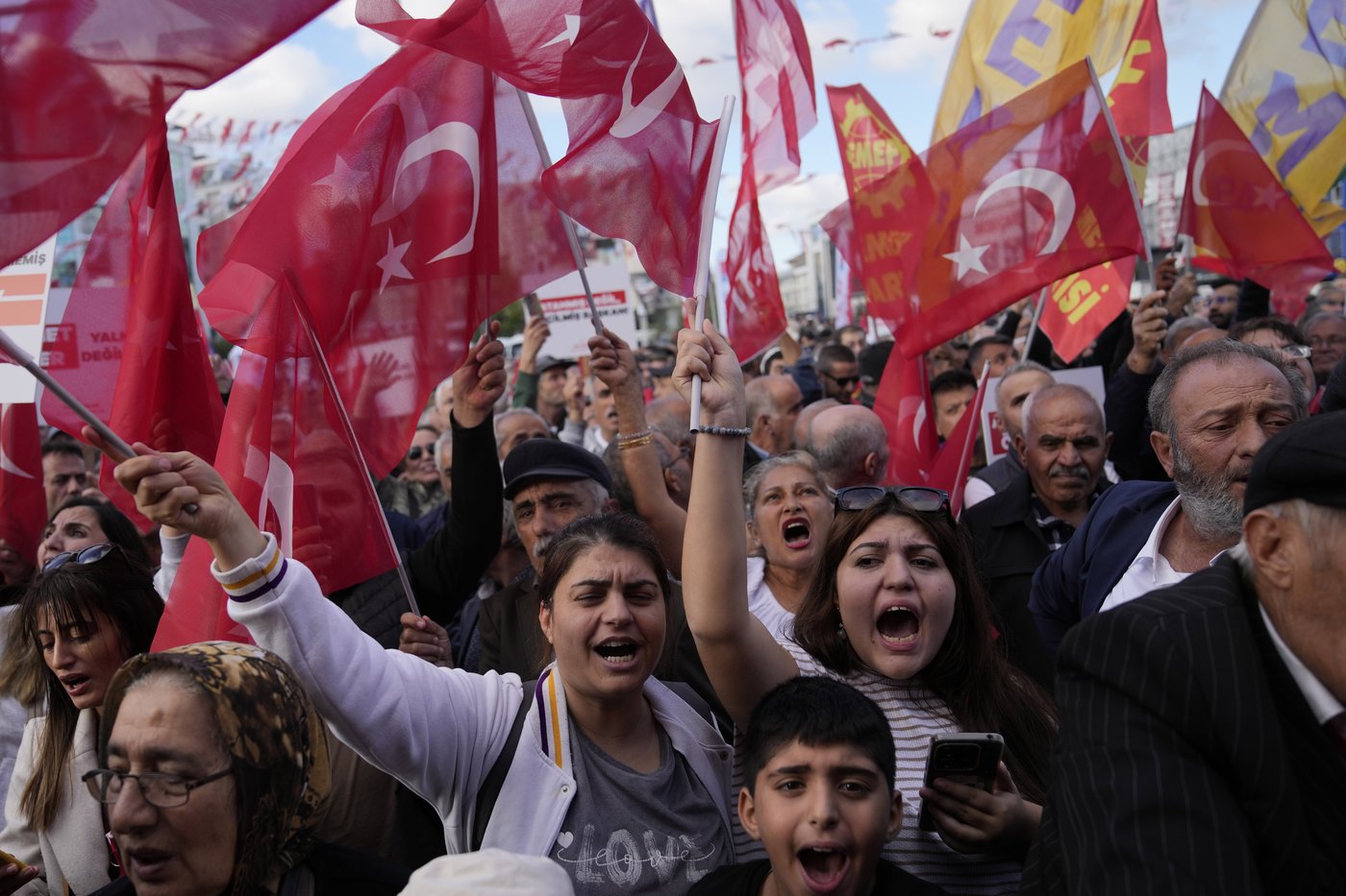 Hundreds in Turkey protest the arrest and ouster of opposition mayor | iNFOnews.ca Hundreds in Turkey protest the arrest and ouster of opposition mayor | iNFOnews.ca