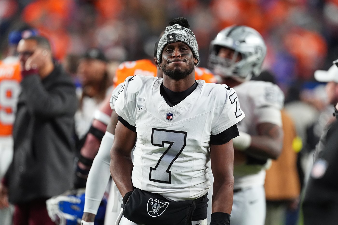 Geno Smith battered by relentless Denver defense in Raiders' 10-7 loss | iNFOnews.ca