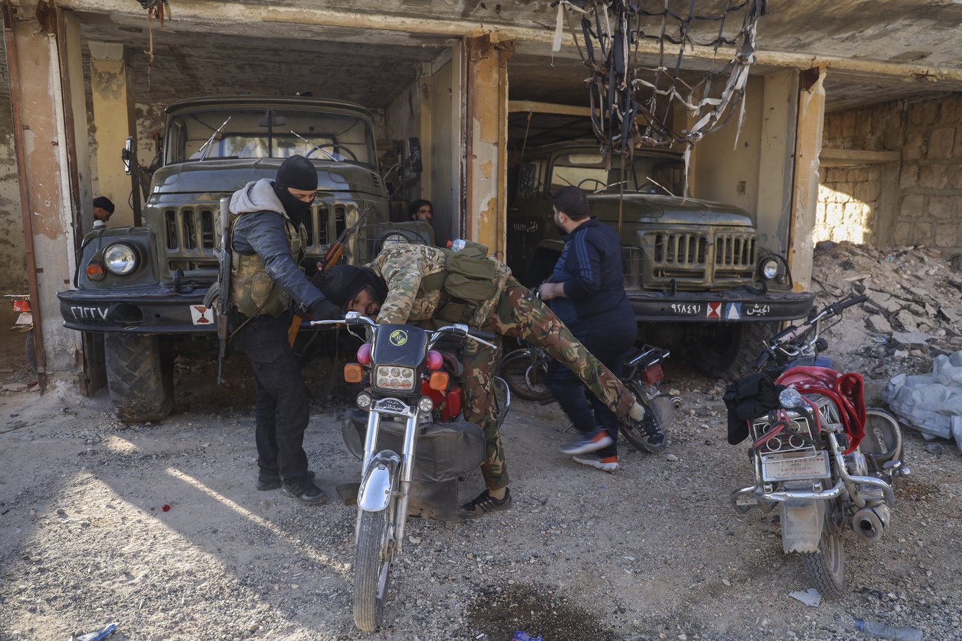 Syria sends in reinforcements to halt insurgents from advancing after seizing Aleppo | iNFOnews.ca Syria sends in reinforcements to halt insurgents from advancing after seizing Aleppo | iNFOnews.ca