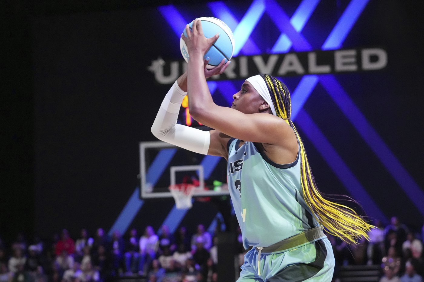 Aaliyah Edwards shocks Breanna Stewart 12-0 in opening round of Unrivaled 1-on-1 tournament | iNFOnews.ca