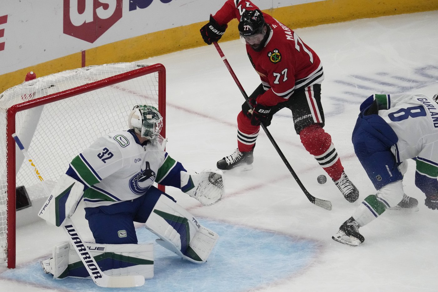 Heinen scores twice as the Canucks beat the Blackhawks 6-3 for their 3rd straight win | iNFOnews.ca