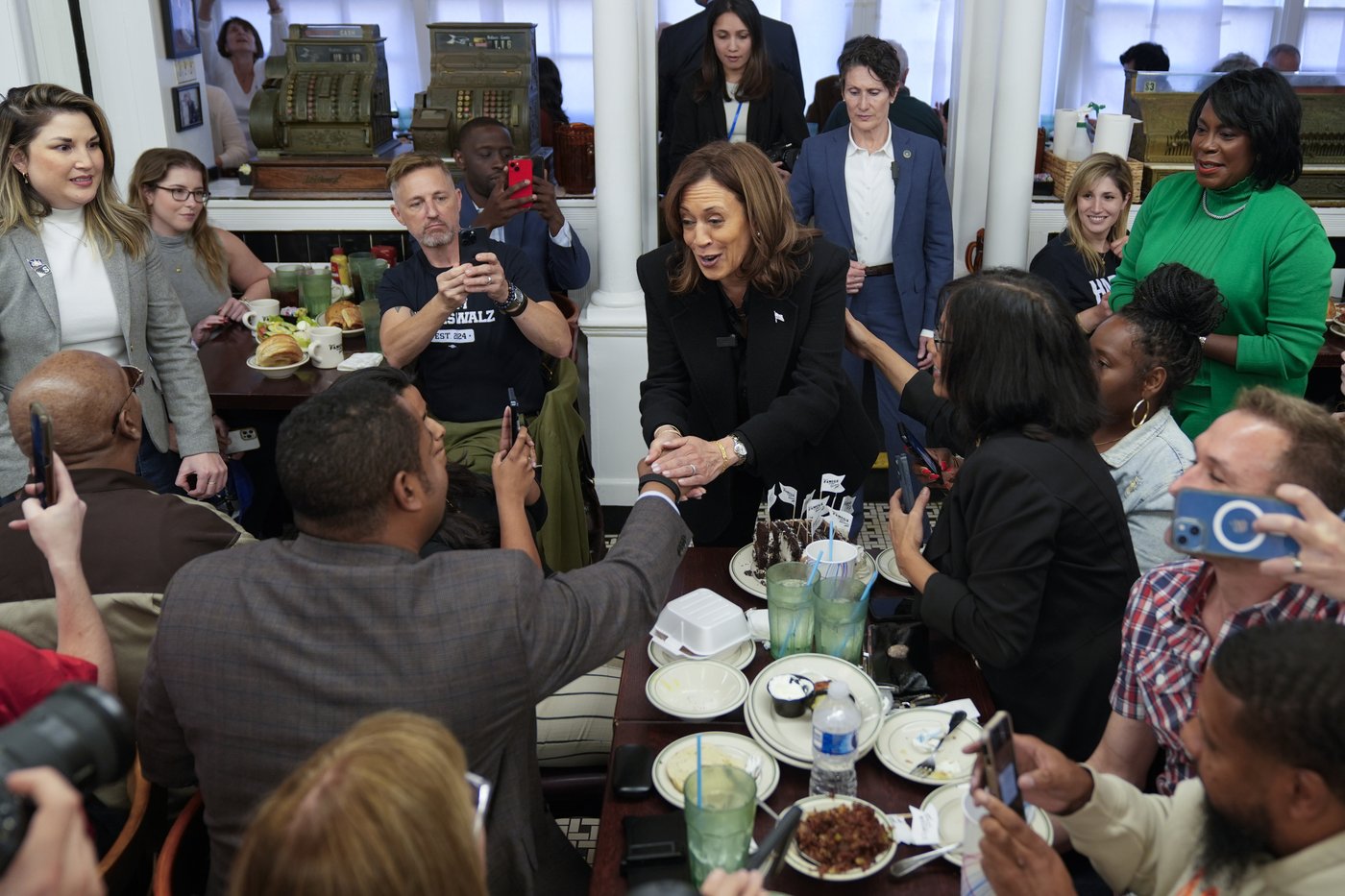 Harris hits a Philadelphia deli famous for being a political hotspot ahead of townhall | iNFOnews.ca Harris hits a Philadelphia deli famous for being a political hotspot ahead of townhall | iNFOnews.ca
