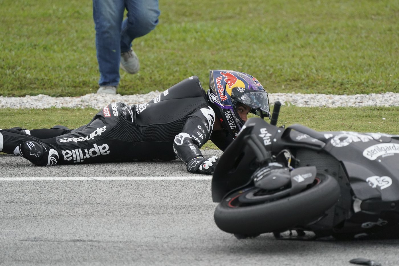 MotoGP champion Jorge Martín fractures hand and foot in a crash while testing with new team | iNFOnews.ca