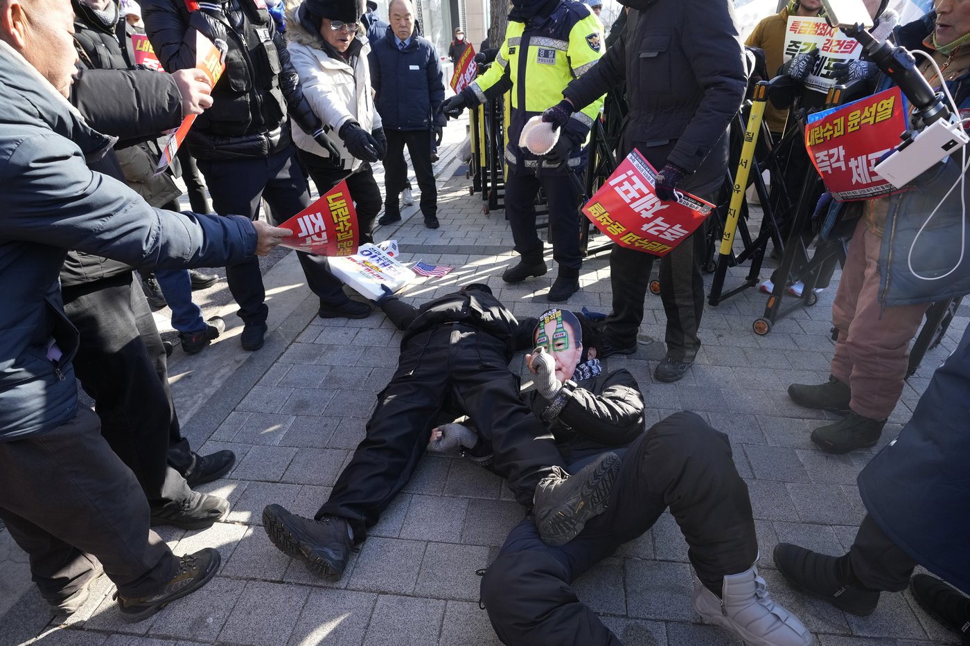 South Korea’s acting leader accepts resignation of presidential security chief | iNFOnews.ca