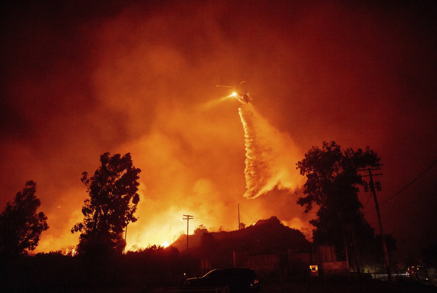 Thousands ordered to evacuate as powerful wind-fed wildfire burns homes in Southern California | iNFOnews.ca Thousands ordered to evacuate as powerful wind-fed wildfire burns homes in Southern California | iNFOnews.ca