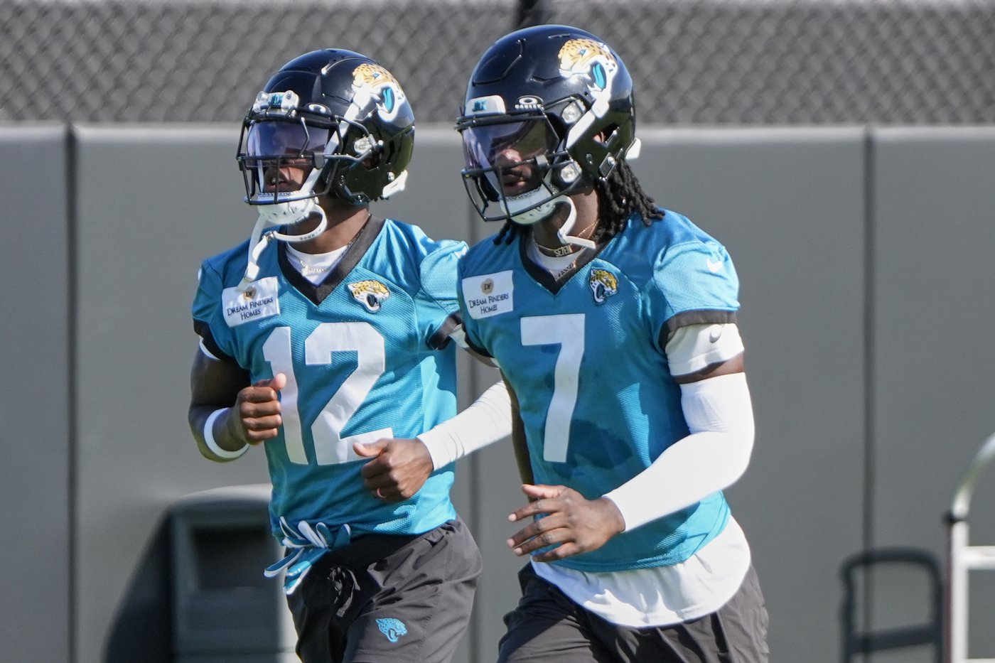 Jaguars WR Brian Thomas Jr. leaves minicamp practice after bruising right shoulder | iNFOnews.ca Jaguars WR Brian Thomas Jr. leaves minicamp practice after bruising right shoulder | iNFOnews.ca