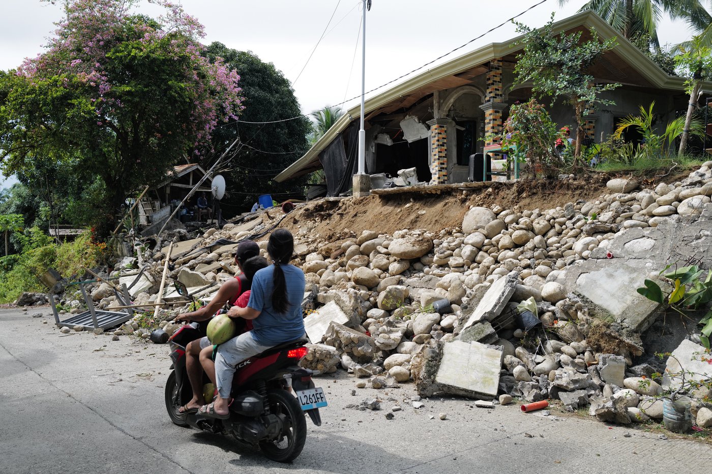 Two powerful quakes strike off southern Philippines, killing at least 7 people | iNFOnews.ca Two powerful quakes strike off southern Philippines, killing at least 7 people | iNFOnews.ca