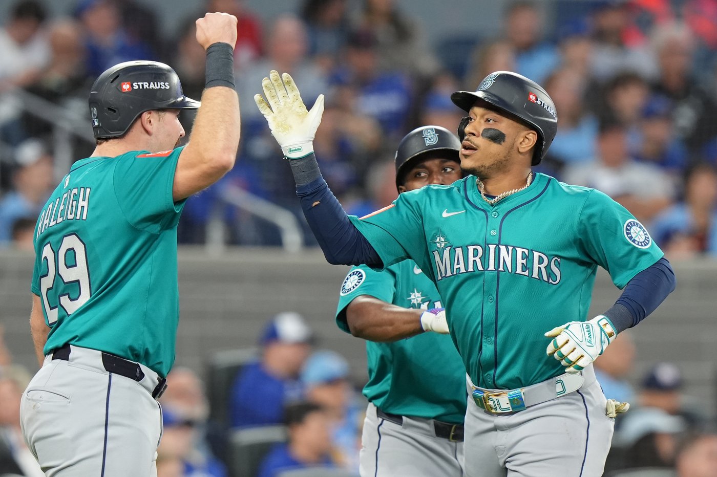 Photo Gallery: Mariners beat Jays 10-3, lead ALCS 2-0 | iNFOnews.ca