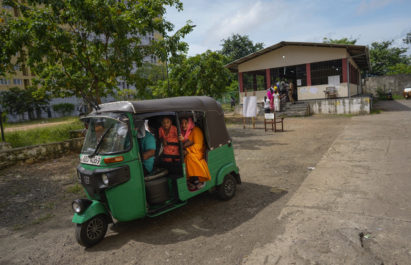 Marxist-leaning Dissanayake leads early official vote count in Sri Lanka's presidential election | iNFOnews.ca Marxist-leaning Dissanayake leads early official vote count in Sri Lanka's presidential election | iNFOnews.ca