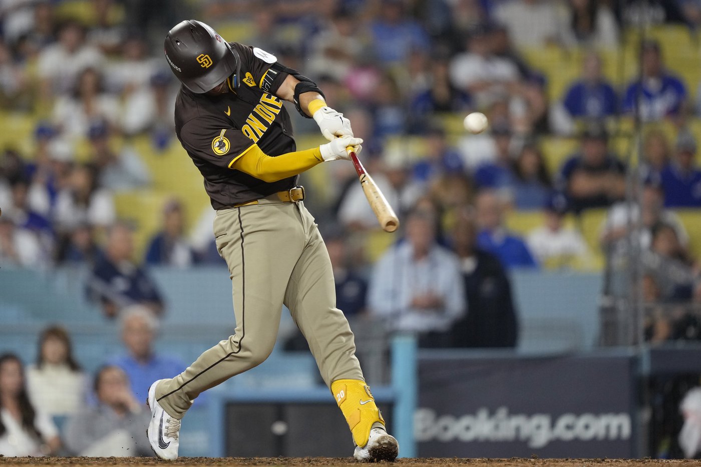 Dodger Stadium fans toss balls and trash on field, interrupt Padres' 10-2 win that evens NLDS | iNFOnews.ca
