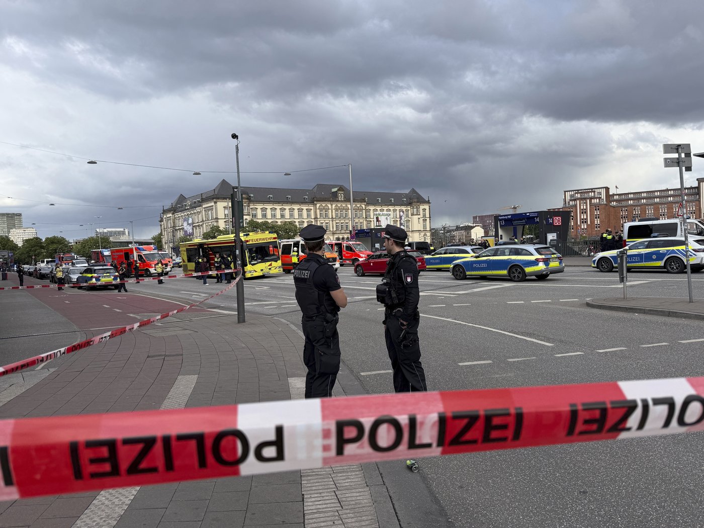 A stabbing at Hamburg's central train station causes multiple injuries. A woman is arrested | iNFOnews.ca A stabbing at Hamburg's central train station causes multiple injuries. A woman is arrested | iNFOnews.ca