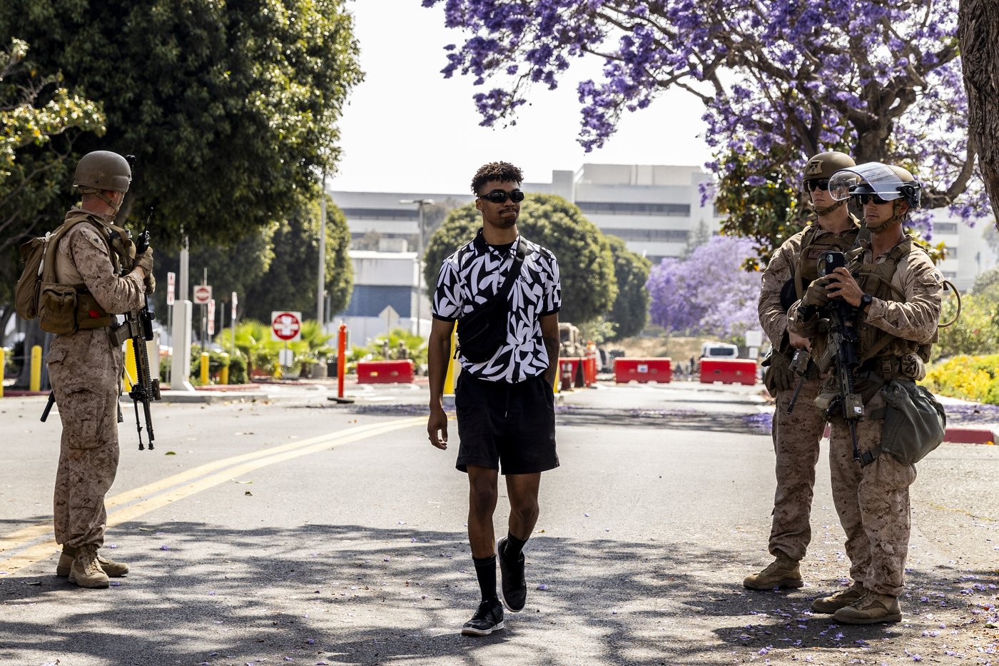 Marines temporarily detain man while guarding LA federal building | iNFOnews.ca Marines temporarily detain man while guarding LA federal building | iNFOnews.ca