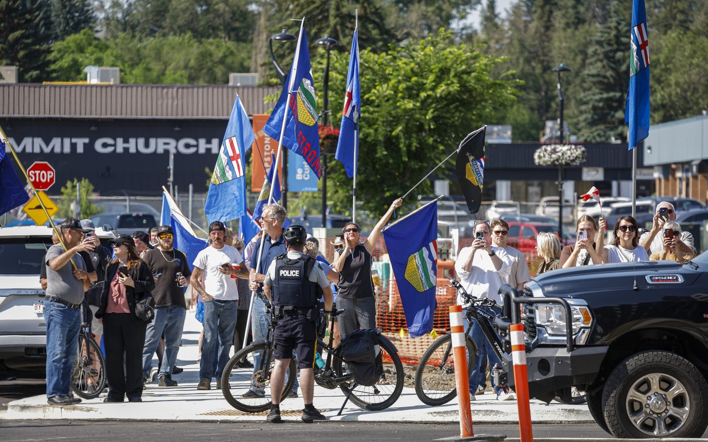 Carney comes to Alberta, talks housing, rides a sprayer, hears from separatists | iNhome Carney comes to Alberta, talks housing, rides a sprayer, hears from separatists | iNhome