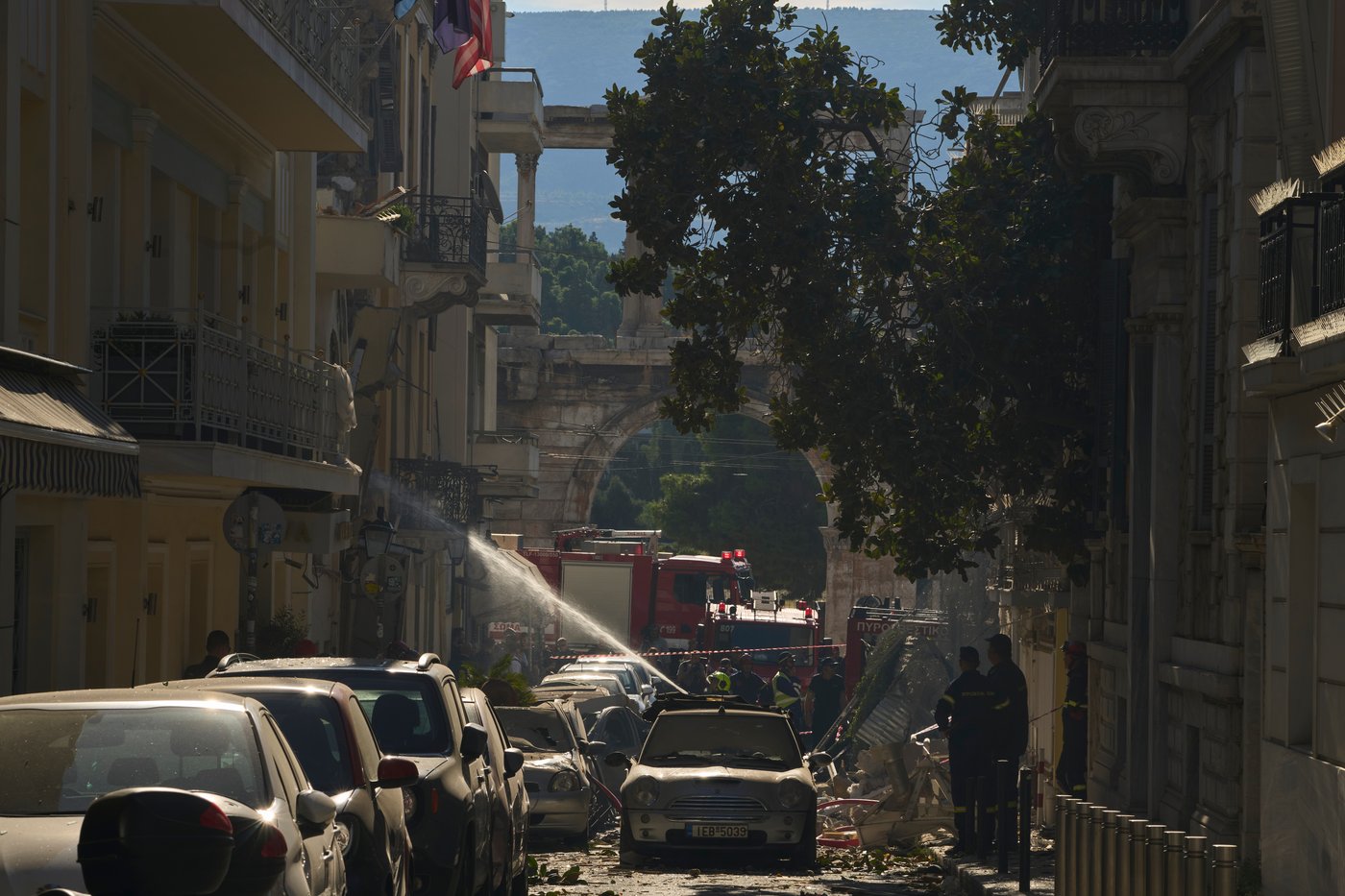 Blast near Acropolis in Greece injures 2, collapses a building. Local media say gas leak suspected | iNwheels