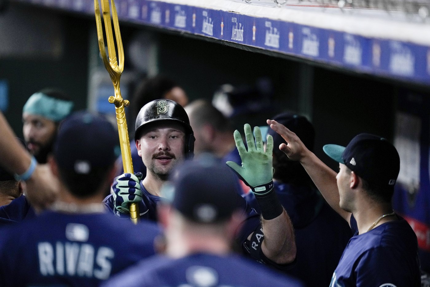 Cal Raleigh breaks Ken Griffey Jr.'s single-season home run record for Mariners | iNFOnews.ca Cal Raleigh breaks Ken Griffey Jr.'s single-season home run record for Mariners | iNFOnews.ca
