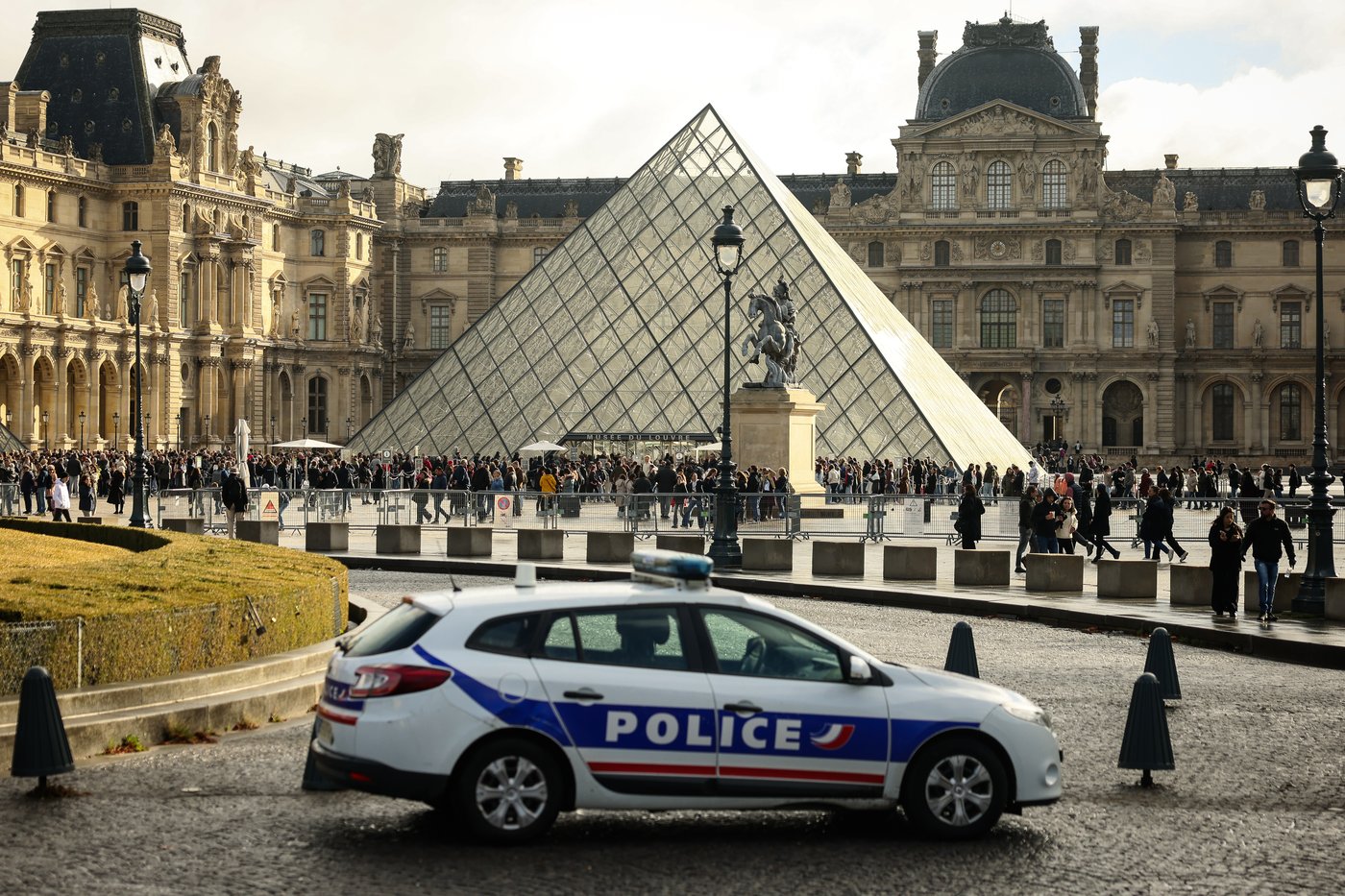 4 more arrested in $102M Louvre jewel heist, Paris prosecutor says | iNFOnews.ca