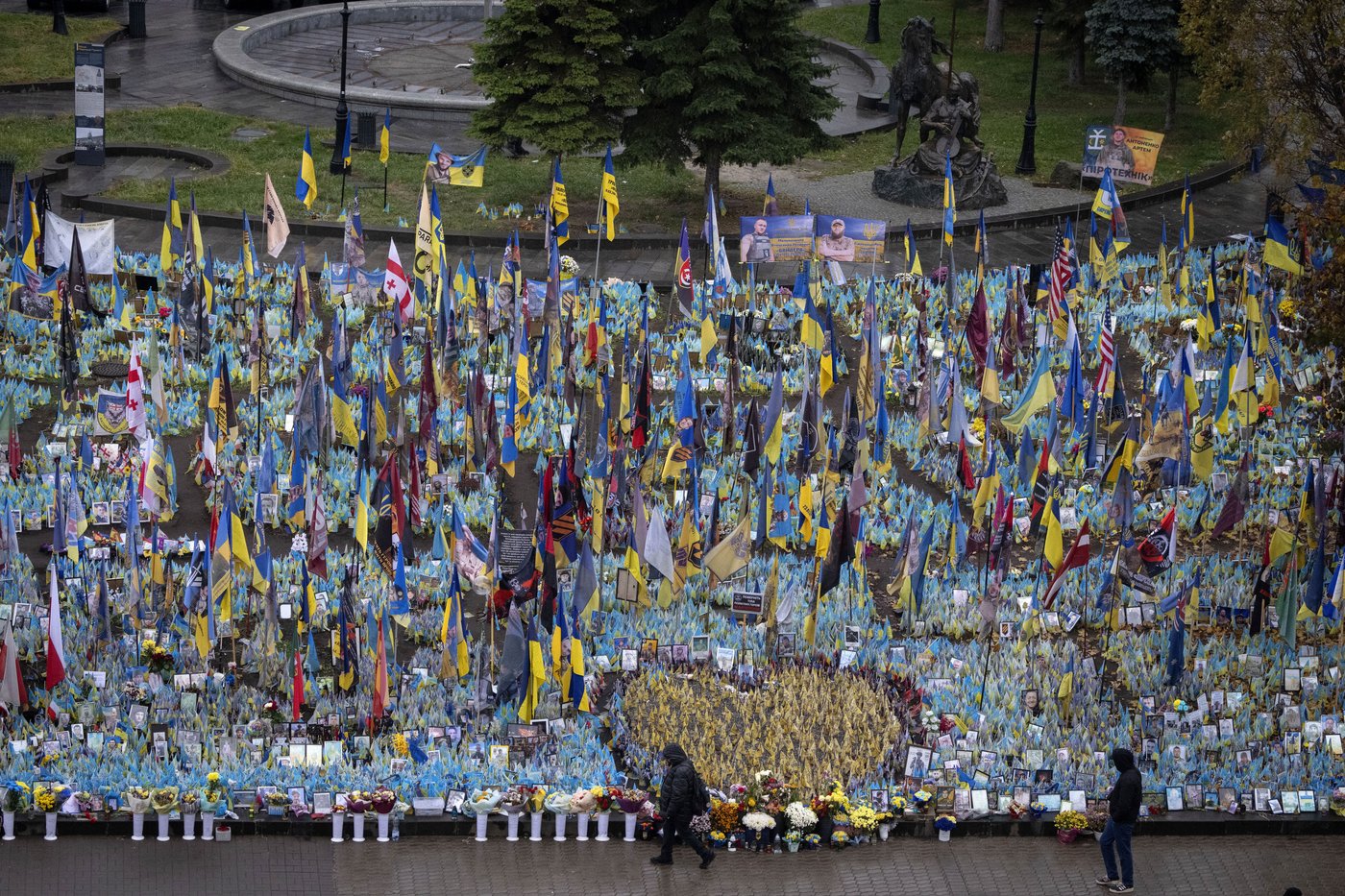 A makeshift memorial grows in Ukraine’s capital after 1,000 days of war | iNFOnews.ca