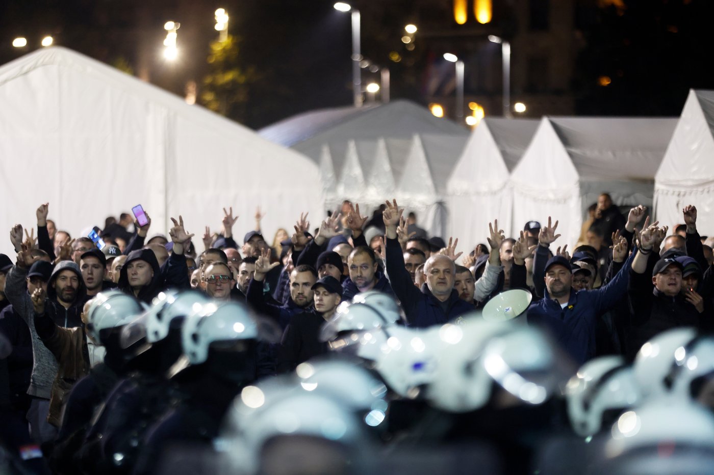 Riot police separate opponents, loyalists of Serbia's president as tensions soar amid protests | iNFOnews.ca