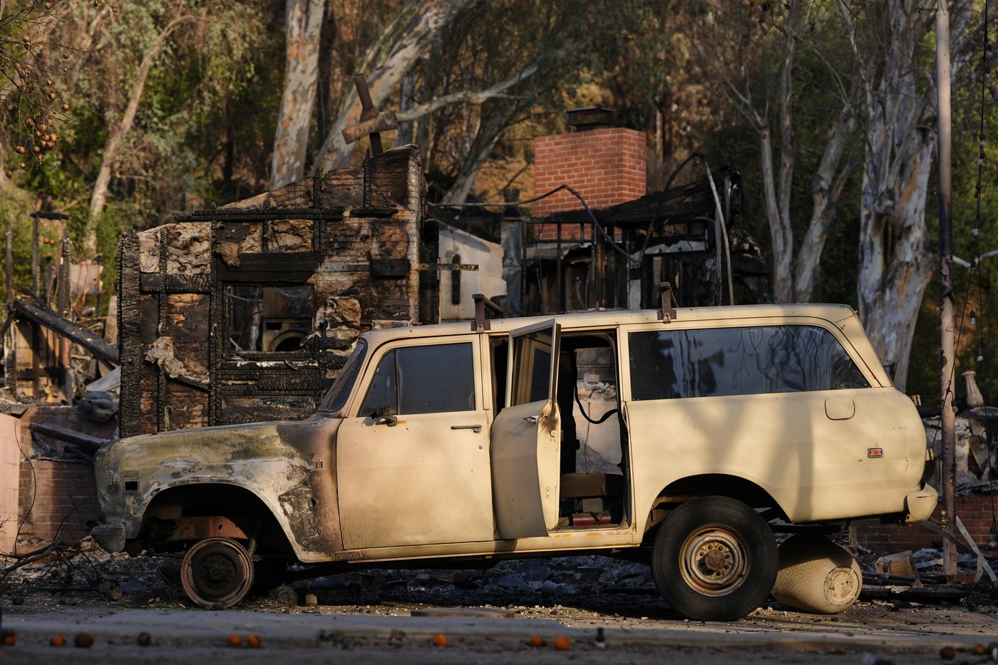 Ash and other dangers mean LA area residents who fled fires a week ago won't be going home soon | iNFOnews.ca Ash and other dangers mean LA area residents who fled fires a week ago won't be going home soon | iNFOnews.ca
